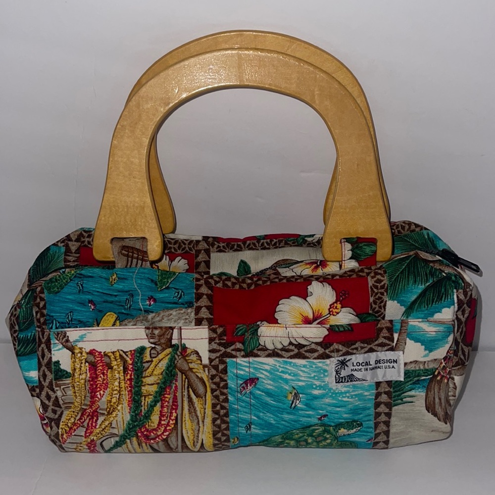 Hawaiian purse with wooden handles great condition vintage